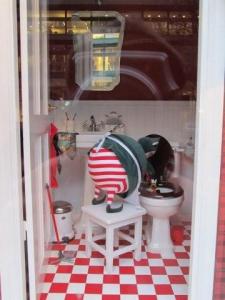 Ja üks tragi päkapikk pesi WC potti... Fotod: Riina Kindlam - pics/2011/12/34452_4_t.jpg