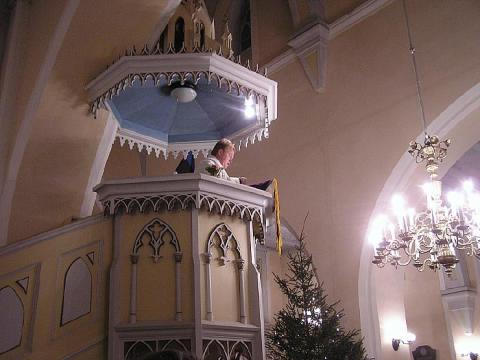 Urvaste kirikus peab jõulujumalateenistust õpetaja Üllar Salumets.<br>Foto: Viido Polikarpus. - pics/2012/01/34680_001_t.jpg