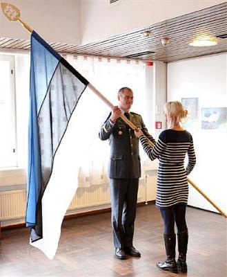 Ev Kaitsejõudude major Ülar Lõhmus lipu üleandmine kooli juhataja Ave Valsile - pics/2012/02/35369_003_t.jpg