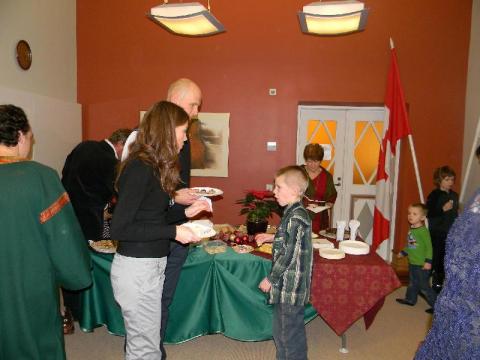 Kanada kogukond Eestis, taga laual inimeste enda valmistatud ja kaasa toodud suupisted - pics/2012/12/38201_003_t.jpg