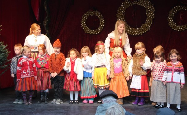 "Kungla" lasterühma liikmed koos juhendajatega Liina Jõgi ja Kristina Põldre - pics/2013/11/40798_004_t.jpg