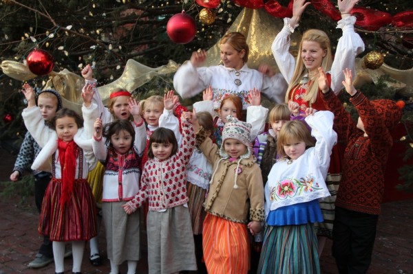 "Kungla" lasterühma liikmed koos juhendajatega Liina Jõgi ja Kristina Põldre - pics/2013/11/40798_011_t.jpg
