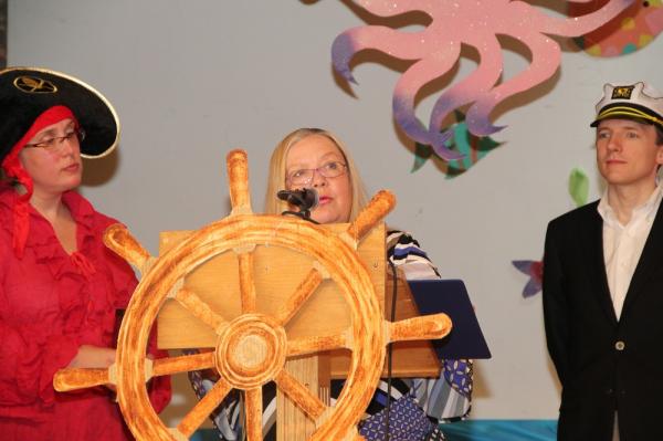 Vasakult piraat Maaja Uuukivi, TES esindaja Anne Keelmann ja kapten Mati Pajo - pics/2014/04/41912_010_t.jpg