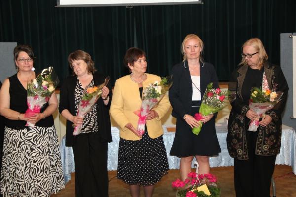 vasakult koolijuhataja Silvi Verder, õpetajad Mailis Jerkavits, Erika Kessa, Merli Tamtik, Mari Ann Tammark - pics/2014/05/42176_041_t.jpg