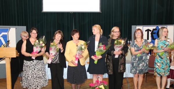vasakult koolijuhataja Silvi Verder, õpetajad Mailis Jerkavits, Erika Kessa, Merli Tamtik, Mari Ann Tammark, Heli Tenno, Piret Osso - pics/2014/05/42176_042_t.jpg