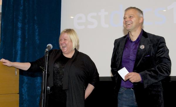EstDocs 2014 festivali juht Kristi Doughty ja EstDocs 2014 moderaator Indrek Treufeldt. Foto: Peeter Põldre. - pics/2014/10/43367_009_t.jpg