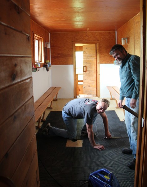 Kaido Nipernado ja Ilmar Kütt hoolitsesid sauna puhtuse ja korrasoleku eest - pics/2015/05/45029_025_t.jpg