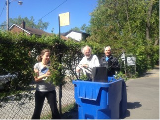 Matti Temiseva töös koos talgulistega Eesti Maja õuel. Foto: Kristiina M. - pics/2015/10/45995_001.jpg