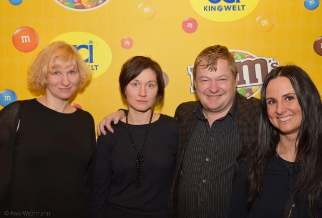 Filmipäevade korraldajad Kristin Laufer (vasakul) ja Kristiina Jessen (paremal) koos Katrin ja Andres Maimikuga.Foto: Arvo Wichmann  - pics/2015/12/46445_001.jpg