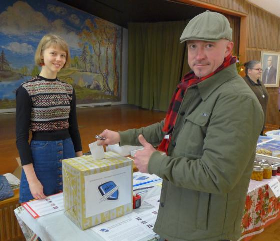 Esimest korda vist EKNi ajaloos, oli pühapäeval, 6. detsembril kohapeal regristreerimine ja hääletamine Vancouveris jõululaadal. Fotol on Annika Tork ja VES President Thomas Pajur. Foto: Aarne Tork - pics/2015/12/46512_001.jpg