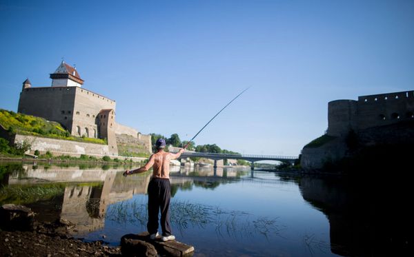 The Narva River separates the Estonian town of the same name, left, and the Russian town of Ivangorod. The complex reaction in Estonia to Donald J. Trump’s election victory reflects complicated ethnic, cultural and political factors. Credit Kay Nietfeld/Picture-Alliance, via Associated Press  - pics/2016/11/48694_001.jpg