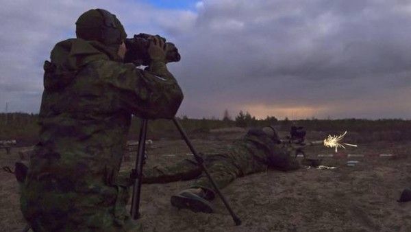 A sniper team from the 1st Battalion, Royal 22e Régiment locate and shoot a target in a night-shoot on a firing range in Adazi, Latvia during Operation REASSURANCE on April 18, 2016.(Master Corporal Andrew Davis/Master Corporal Andrew Davis) - pics/2016/12/48904_001.jpg