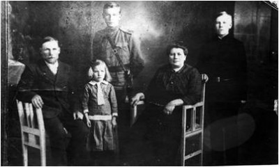 Perekonnapilt Peeter ja Ann (sünd. Sarnits) Vreemann, nende tütar  Irene, pojad Friedrich ja Richard (foto aastast 1913) - pics/2017/06/49939_001_t.jpg