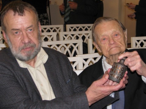 Tullio Ilometsa muinsuskaitseauhinna laureaat Jüri Peets (vasakul) ja Tullio Ilomets Mati Karmini kujundatud auhinnaga. - pics/2017/09/50417_001_t.jpg