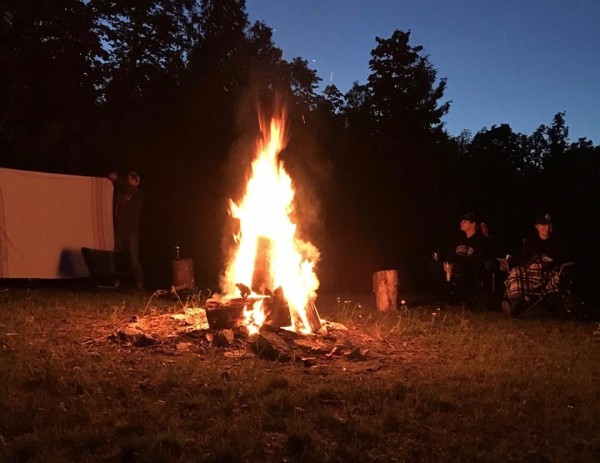 Reedene avalõke imeilusas Jõekääru Taevaskoja rannas. Vasakul lõkkenalja ettevalmistused täies hoos. Foto: Katrin Kütti-Otsa - pics/2018/06/51838_004_t.jpg