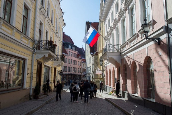 Russia's flag flutters in front of the Russian Embassy in Tallinn, Estonia, on March 27, 2018. (RAIGO PAJULA/AFP/Getty Images) - pics/2018/11/52485_002.jpg