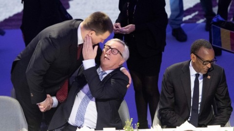 
Sõbramehe kallistus: Junckeril oli Jüri Ratast väga hea meel näha EPA/Scanpix - pics/2018/12/52787_001_t.jpg