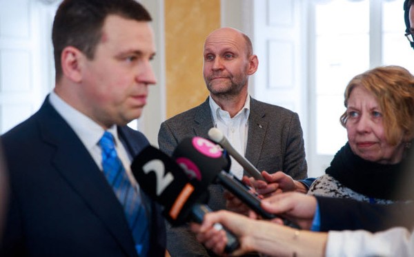 Isamaa chairman Helir-Valdor Seeder (centre) with Prime Minister and Centre Party chairman Jüri Ratas (left). Source: Siim Lõvi/ERR  - pics/2019/03/53300_001.jpg