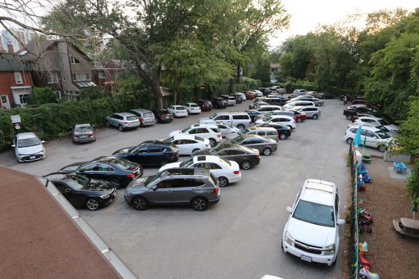 View to the Toronto Estonian House parking lot - pics/2019/09/54478_001_t.jpg