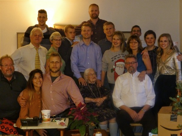 
Põldma ja Lillakas pered teevad üheskoos omapoolse mälestustoetuse IEC heaks. Selma Põldma, kes lahkus meie hulgast 97-aastasena, on pildil keskel.  - pics/2020/04/56085_001_t.jpg