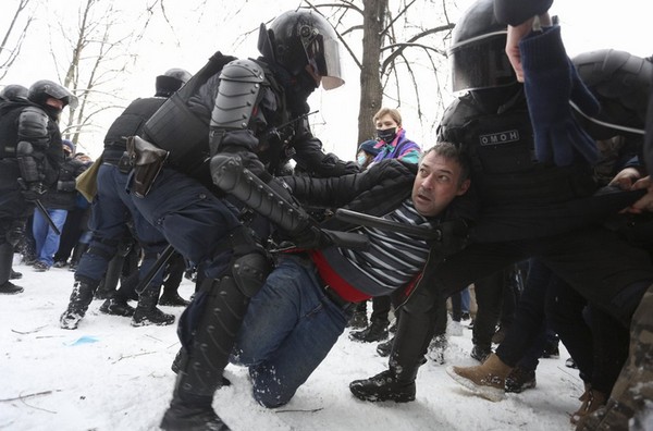 Police detain a protester in St. Petersburg. (AP Photo/Valentin Egorshin) - pics/2021/01/57913_001.jpg