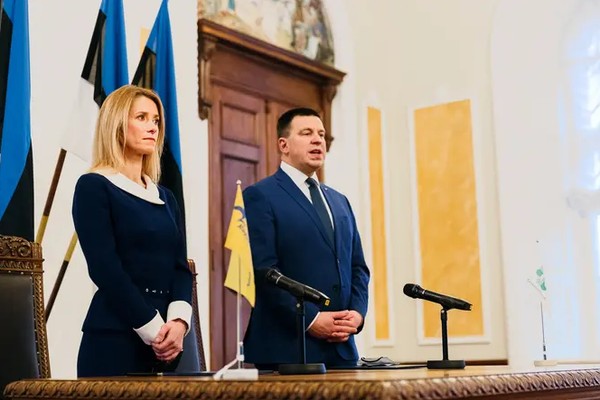 aja Kallas and Jüri Ratas sign the coalition agreement between their parties. Source: Priit Mürk/ERR  - pics/2021/02/57970_001.jpg