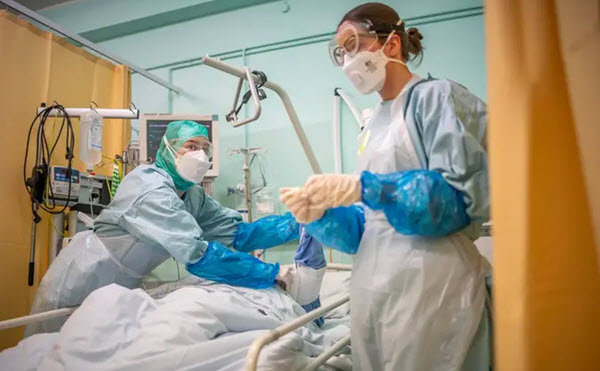 Health care workers treating a COVID-19 patient in Estonia. Source: Põhja-Eesti regionaalhaigla - pics/2021/03/58089_001.jpg