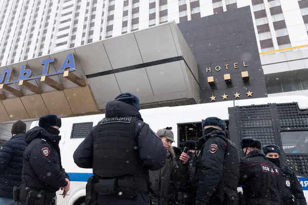 Police officers stand in front of a hotel where participants of a forum of independent members of municipal councils gathered in Moscow on March 13. (Victor Berezkin/AP) - pics/2021/03/58117_001.webp