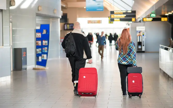 Reisijad Tallinna lennujaamas. Autor/allikas: Siim Lõvi /ERR - pics/2021/04/58199_001.webp