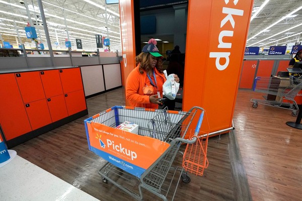 Walmart’s use of automated pickup towers for online orders had been showcased in presentations to investors. Photo: David J. Phillip/Associated Press  - pics/2021/04/58222_001.jpg