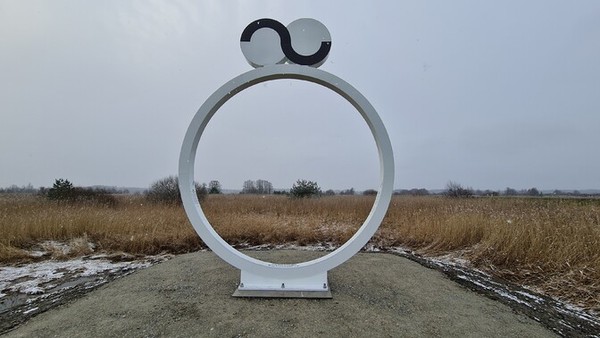 A statue of the letter Ö has been placed by the roadside on Saaremaa to note the differences in the isanders' dialect. Source: Margus Muld/ERR  - pics/2021/05/58254_001.jpg