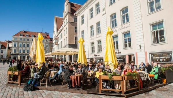Välikohvik Tallinnas Raekoja platsil. Foto: Tanel Meos - pics/2021/05/58281_001_t.jpg