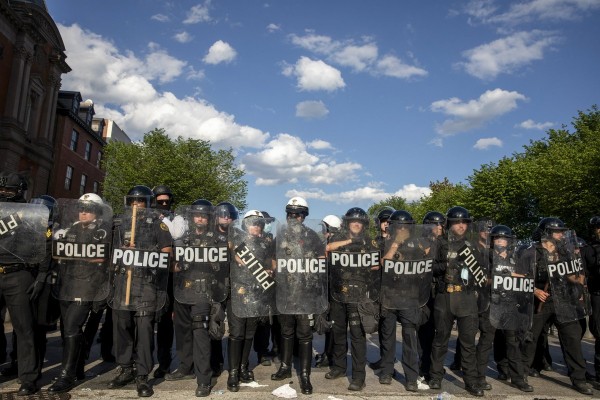 Police work to keep demonstrators back during a protest in Lafayette Square Park on May 30, 2020, in Washington, D.C. Photo: Tasos Katopodis/Getty Images - pics/2021/05/58318_001_t.jpg