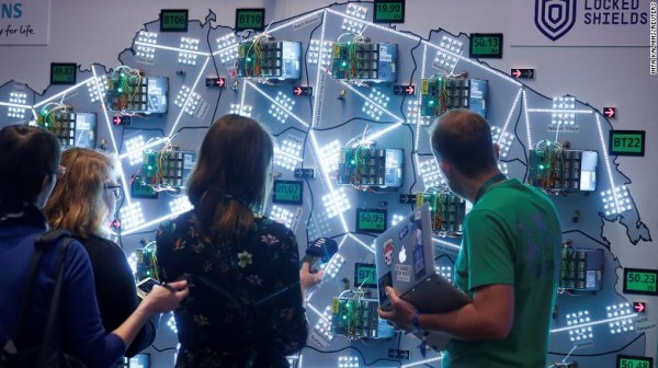 People look at the visualisation during the Locked Shields, cyber defence exercise organized by the NATO Cooperative Cyber Defence Centre of Exellence in Tallinn. - pics/2021/06/58404_001_t.jpg