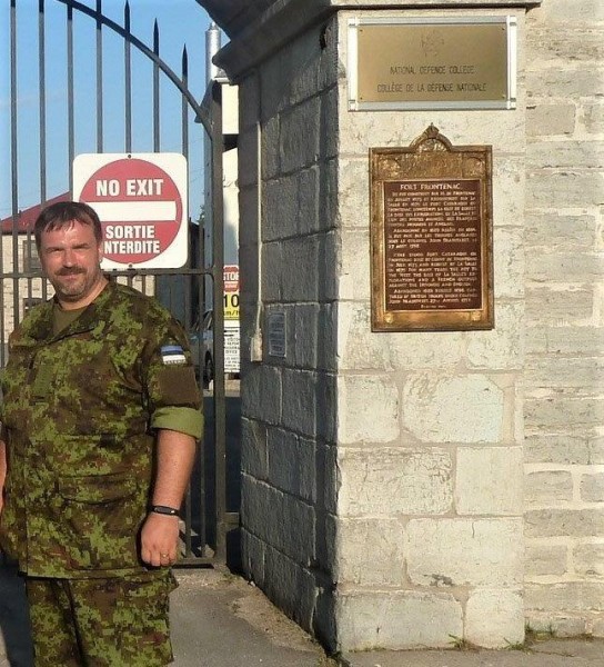 Juuresoleval pildil on kapten Margus Kalda õppeasutuse väraval Kingstonis, Ontarios. Foto: EKV major Ülo Isberg - pics/2021/07/58502_001_t.jpg