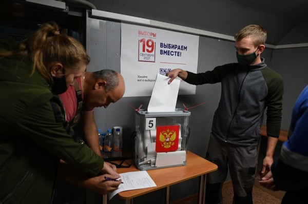 An oil worker casts his ballot during early voting at the shift residential complex for oil production of the Rosneft oil company in Uvat district, Tyumen region, Russia, on Sept. 16. (Sergei Rusanov/AP) - pics/2021/09/58609_001_t.jpg