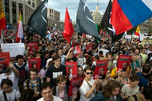 People hold banners and flags during a rally to support political prisoners in Moscow on June 23, 2019. (Pavel Golovkin/AP) - pics/2021/11/58722_001_t.jpg