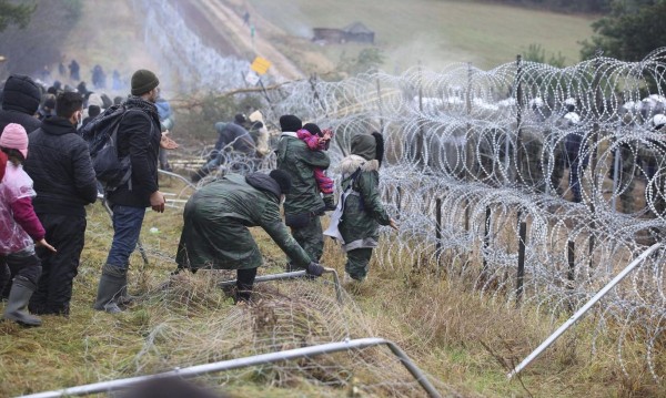 Migrandid Valgevene-Poola piiril Grodna lähedal. FOTO: Leonid Štšeglov/ap/scanpix - pics/2021/11/58738_001_t.jpg