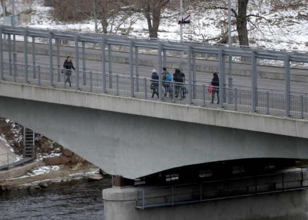 People walk on the bridge over Narva river at the border crossing point with Russia in Narva, Estonia February 16, 2017. Picture taken February 16, 2017. REUTERS/Ints Kalnins - pics/2021/11/58752_001_t.jpg