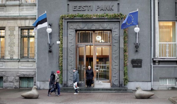 FILE PHOTO: People walk past Estonia's central bank building in Tallinn, Estonia December 15, 2011. REUTERS/Ints Kalnins/File Photo - pics/2021/12/58832_001_t.jpg