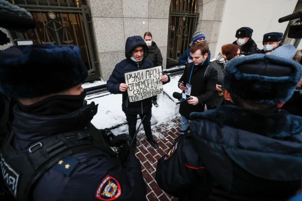 A supporter of Russian human rights group Memorial protests outside that country's Supreme Court building. In English, the sign says: "Hands off Memorial. Freedom for political prisoners." (Yuri Kochetkov/EPA-EFE/REX/Shutterstock) - pics/2021/12/58845_001_t.webp