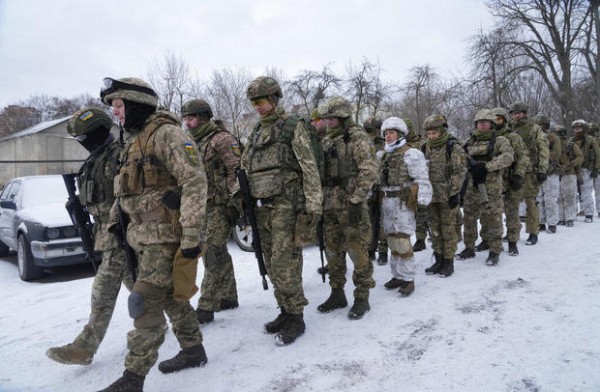 Members of Ukraine's Territorial Defense Forces, volunteer military units of the Armed Forces, train in a city park in Kyiv, Ukraine, on January 22, 2022. Efrem Lukatsky/AP  - pics/2022/01/58923_001_t.jpg