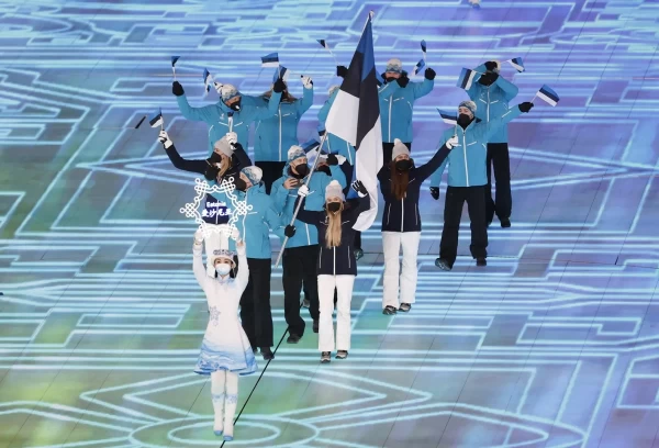 Eesti delegatsioon taliolümpiamängudel. Eesti lippu kannavad Kelly Sildaru ja Martin Himma. Foto: Reuters. - pics/2022/02/58959_002_t.webp