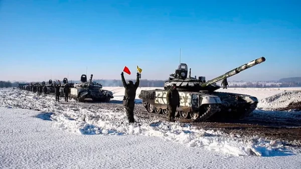Russian army tanks stand ready to move back to their permanent base after drills in Russia. (Russian Defense Ministry Press Service via AP) - pics/2022/02/58989_001_t.webp