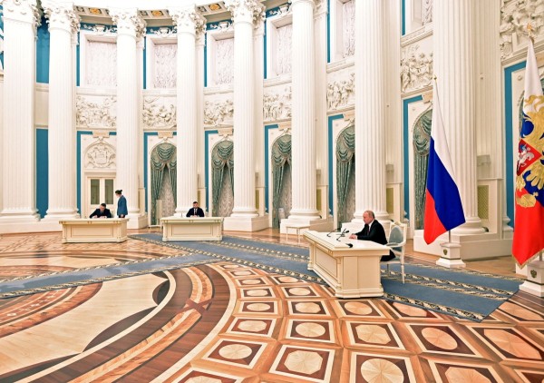 Putin allkirjastamas "rahvavabariikide" tunnustamise akti. Foto: Sputnik/Alexey Nikolsky/Kremlin - pics/2022/02/59004_001_t.jpg