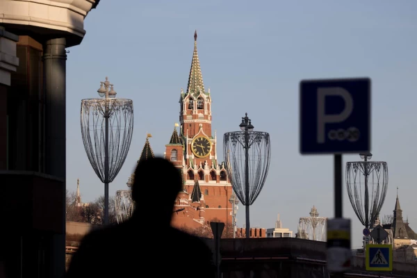 The Spasskaya tower of the Kremlin in Moscow on Feb. 15. (Andrey Rudakov/Bloomberg News) - pics/2022/02/59005_001_t.webp
