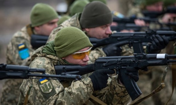 Ukraina tsiviilisikud harjutavad kaitsetegevust. Foto: EyePress News - pics/2022/02/59010_001_t.jpg