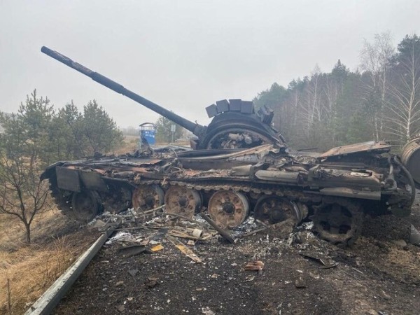 Kiievi eeslinna lähedal hävitatud Vene tank. Allikas: Ukraina peastaap - pics/2022/03/59044_001_t.jpg