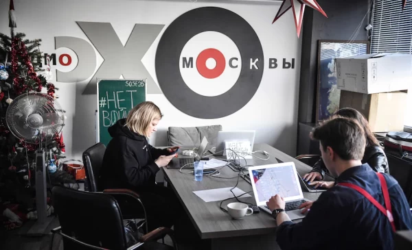 Journalists work at the office of independent Russian radio Ekho Moskvy (Echo of Moscow) on March 3. (AFP via Getty Images) - pics/2022/03/59055_001_t.webp