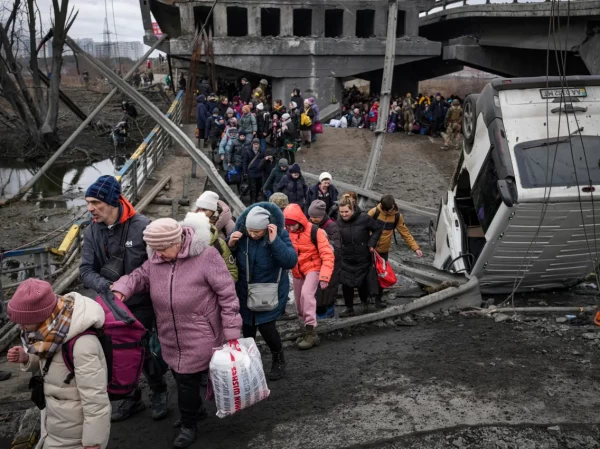 Kohalikud elanikud jalutavad üle purustatud silla Irpini linnas, Kiievi lähedal. 5. märts, 2022. Foto: AP Photo/Vadim Ghirda - pics/2022/03/59057_001_t.webp